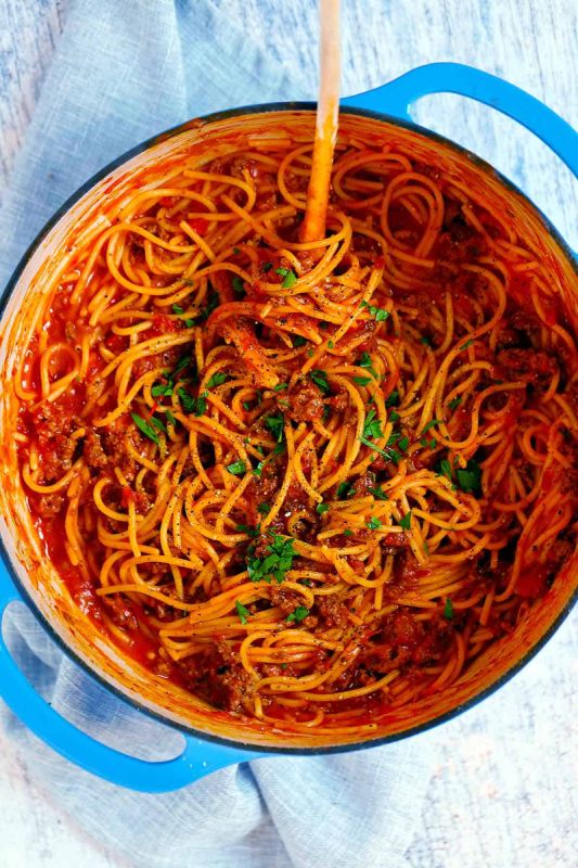 Как легко приготовить спагетти с мясным соусом в одной кастрюле: простой рецепт для зайзаноженного дня