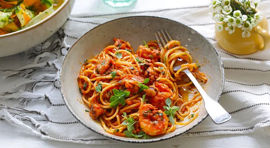 Спагетти с морским коктейлем: наслаждение вкусом Средиземноморья