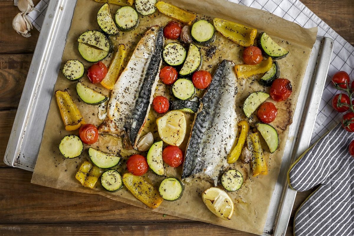 Запечённая скумбрия с овощами: вкусный способ разнообразить ужин